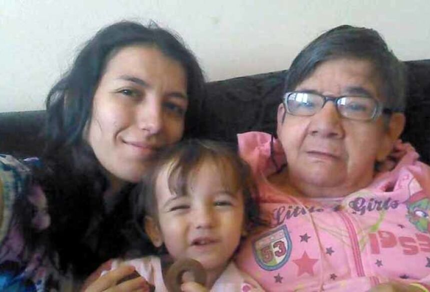 Gláucia, a filha Emily e Cotinha: Família acolheu a idosa após hospital onde ela morava ter fechado as portas / Foto: Acervo pessoal / BBC News Brasil