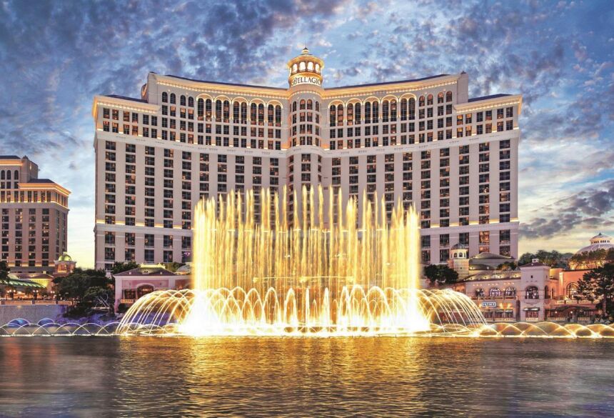 Las Vegas é a cidade mais populosa do estado de Nevada e é conhecida mundialmente por seus hotéis luxuosos e cassinos que movimentam a economia da cidade.
