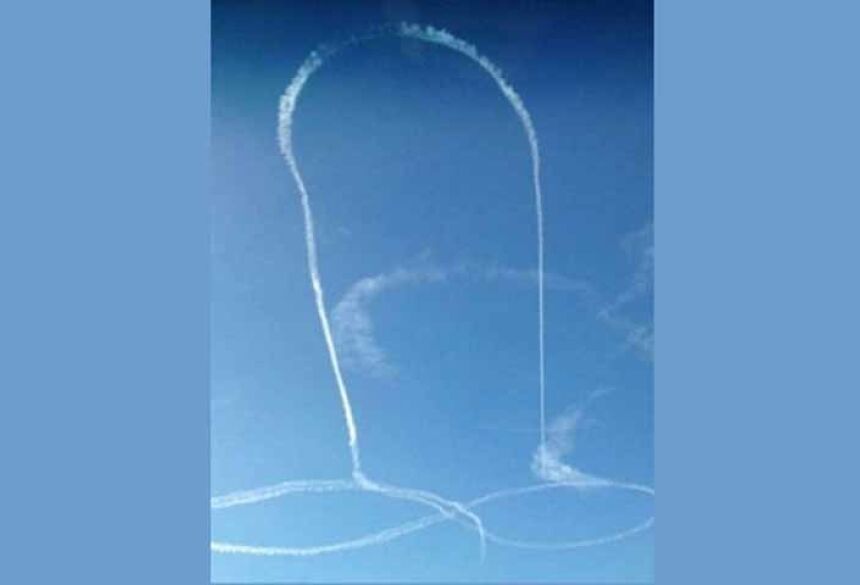 'Pênis' desenhado por piloto da Marinha dos EUA no céu do estado de Washington Foto: Reprodução