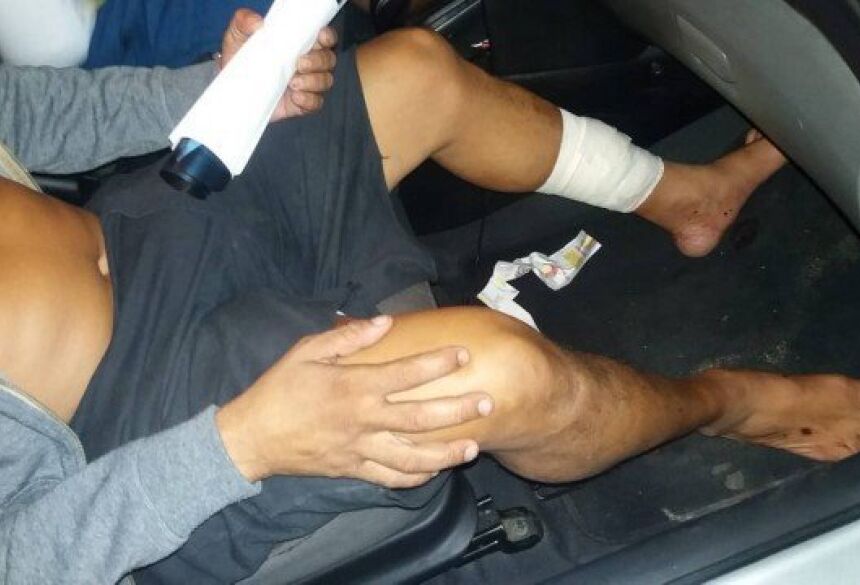 Vítima baleada em São Gonçalo com curativos na perna