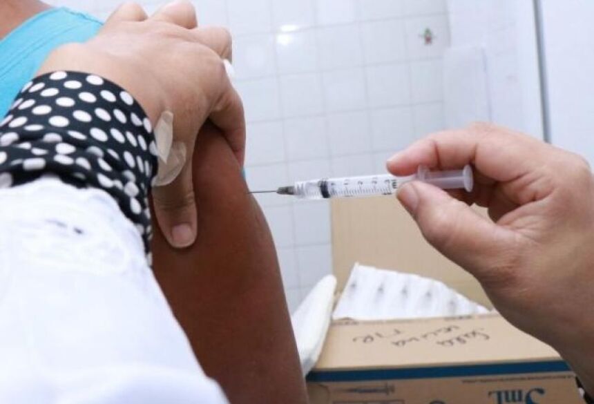 ose da vacina contra a gripe sendo aplicada durante campanha de vacinação