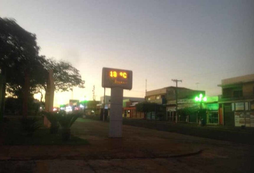 Por volta das 6:00 hs desta quarta feira, o termômetro da Praça Getúlio Vargas marcava 13o (Foto Adeluz)