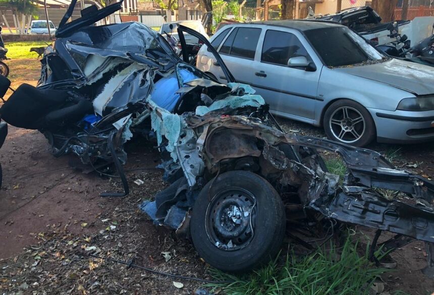 Veículo em que trafegavam universitárias que morreram a caminho de Maracaju ficou destruído. — Foto: Diogo Nolasco/TV Morena