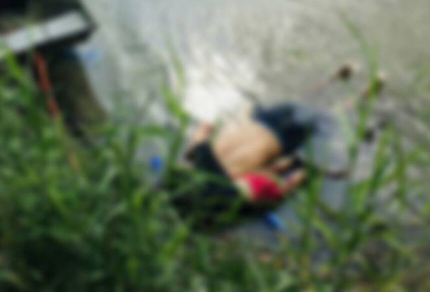 Migrante salvadorenho Oscar Martinez Ramirez e da filha morreram ao tentar atravessar o rio Grande, que fica fronteira entre o México e os EUA — Foto: AFP