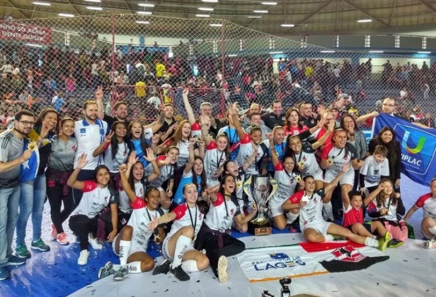 s Leoas da Serra, de Lages (SC), venceram um time espanhol para faturar o primeiro título mundial de clubes no futsal feminino Foto: Divulgação