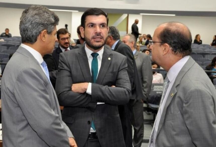 Deputados Rinaldo Modesto (PSDB), Jamilson Name (PDT) e José Carlos Barbosa (DEM), durante sessão (Foto: Luciana Nassar/ALMS)