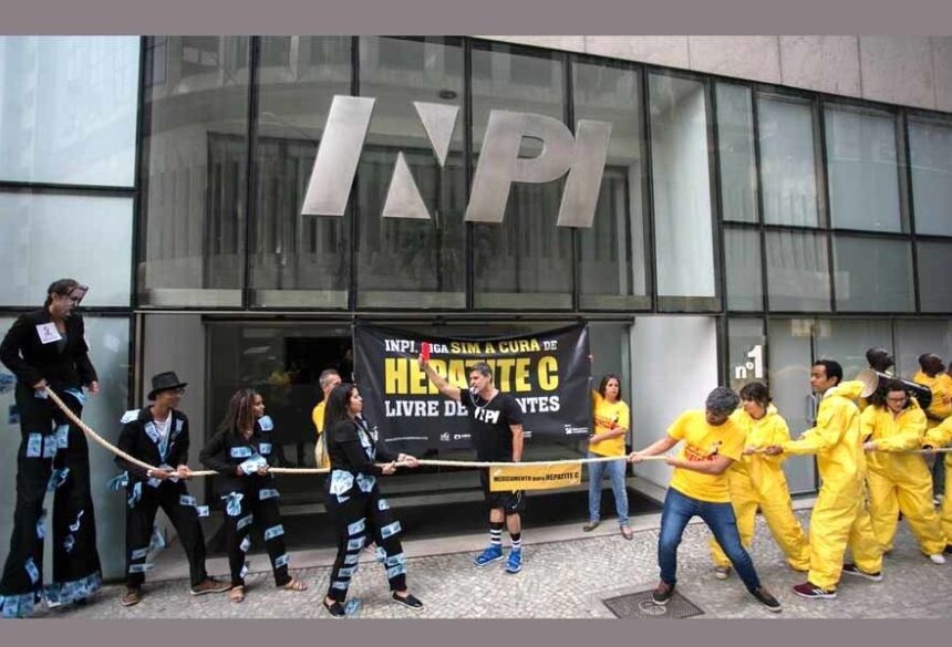 Manifestantes encenam "cabo de guerra" entre pacientes e indústria farmacêutica na porta do INPI, em agosto de 2018 Foto: Paula Giolito / ABIA