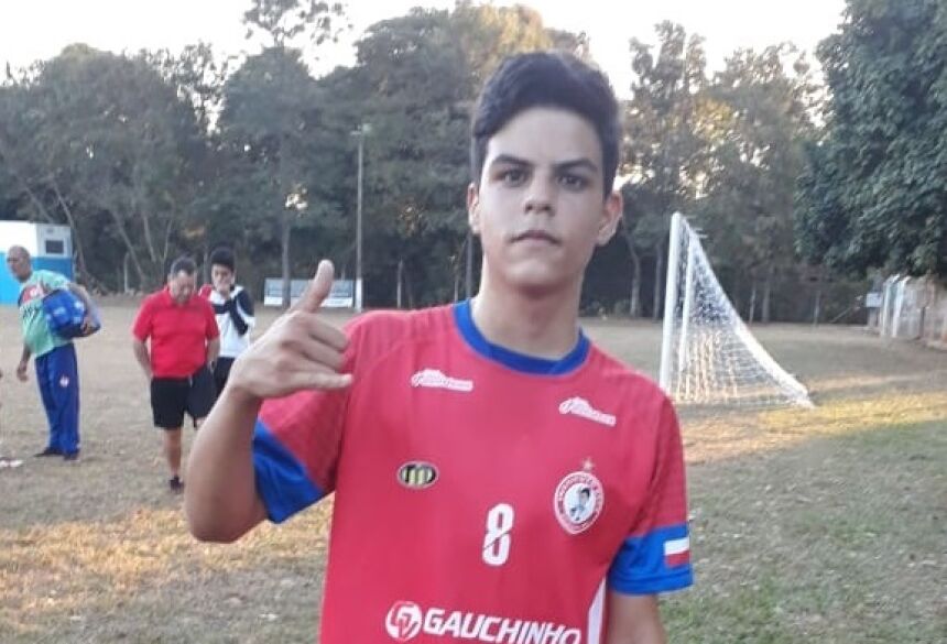 Vicentinense atleta da escolinha de futebol viaja pra testes na Chapecoense
