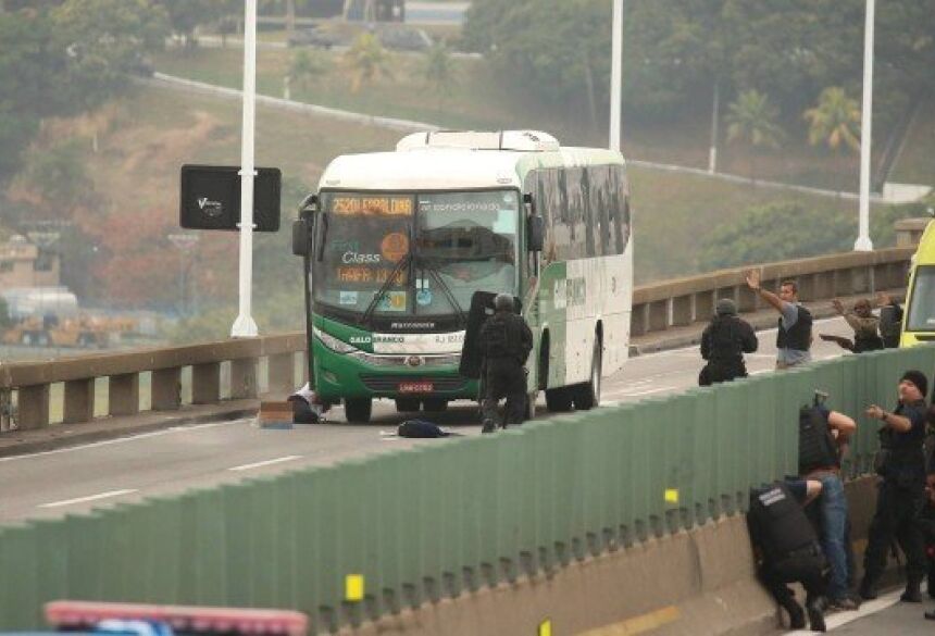 Sequestrador é baleado após manter reféns em ônibus Foto: Fabiano Rocha / Agência O Globo