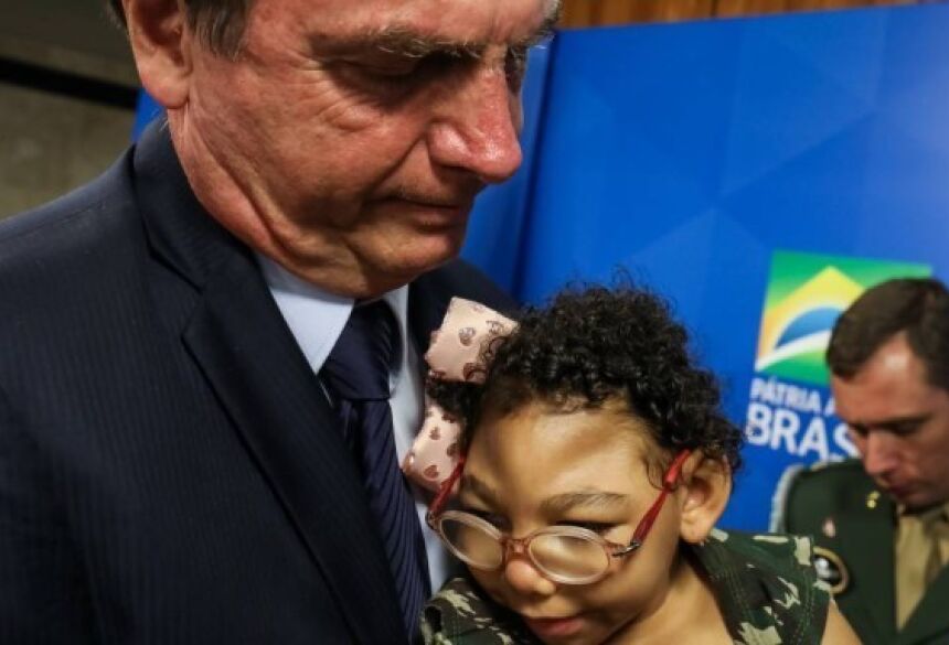 O presidente Bolsonado segura criança durante solenidade que garante pensão vitalícia para vítimas de microcefalia decorrente do vírus da zika MARCOS CORREA / AGÊNCIA O GLOBO
