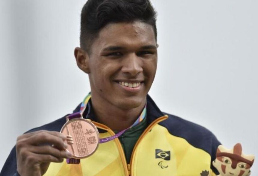 Davi Wilker, de Campo Grande, exibe medalha de bronze conquistada em Lima