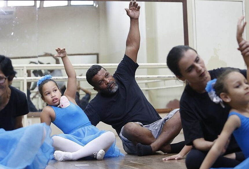 Desde março, Joilson Santos, 54 anos divide o tempo entre as obras e o estúdio de balé, no Centro Cultural Maestro Miro.
