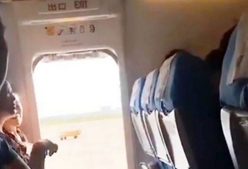 Porta de emergência aberta em avião chinês Foto: Reprodução