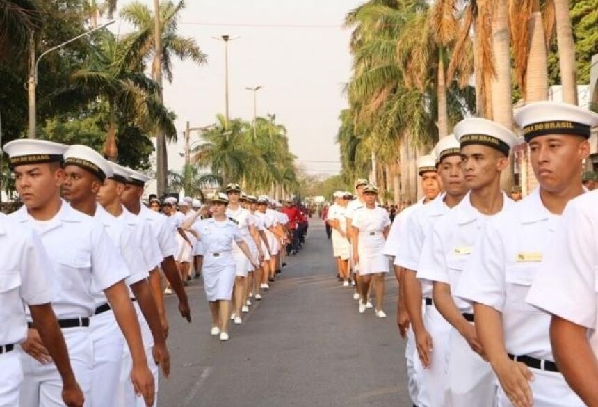 Militares do Comando do 6º Distrito Naval da Marinha durante desfile em Corumbá (Foto: Divulgação/6º Distrito Naval)
