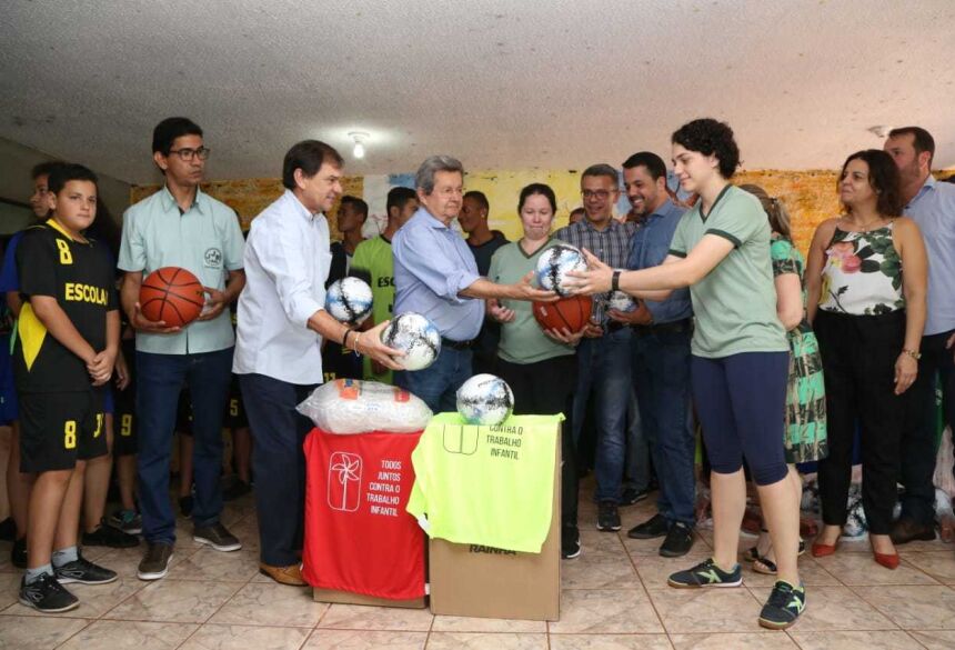 FOTO: CHILENO - Deputado Onevan e Justiça do Trabalho entregam materiais esportivos em Itaquiraí