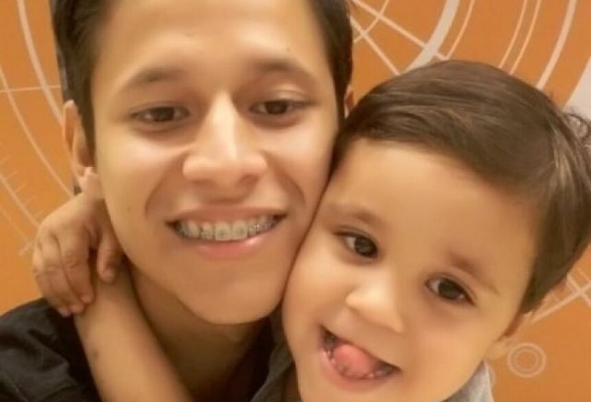 Evaldo em foto com o filho de 2 anos, morto por ele. (Foto: Reprodução Facebook)
