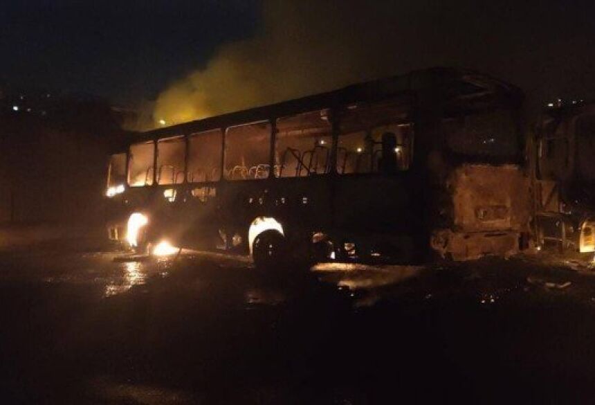 Ônibus foram incendiados na região do Complexo da Pedreira, em Costa Barros Foto: Reprodução Whatsapp