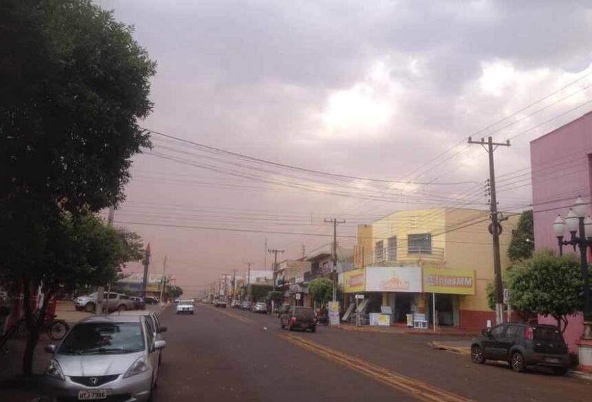 Nuvem de poeira cobre o céu de Fátima do Sul (AdeLuz)