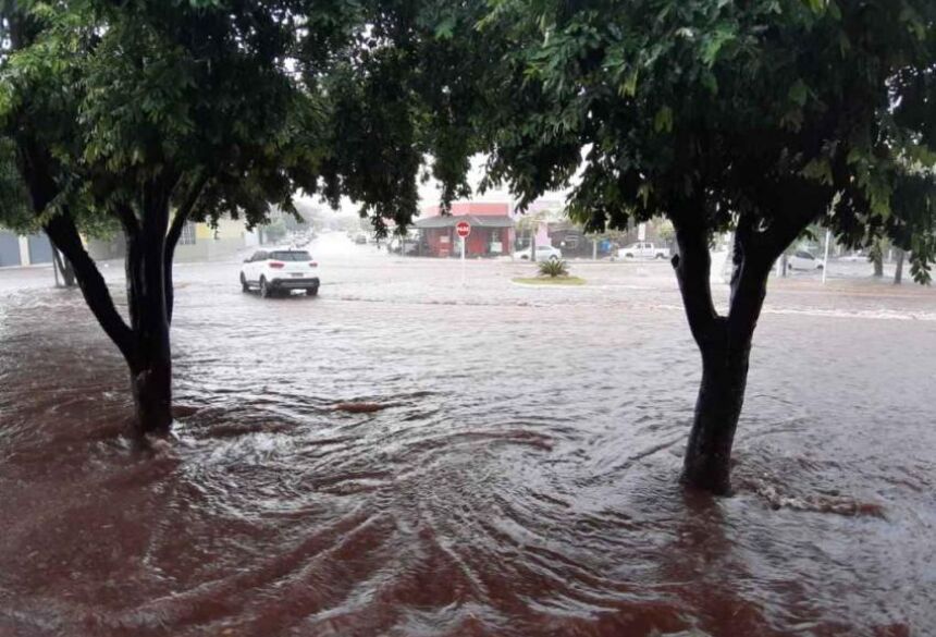 Conforme o meteorologista Natálio Abraão, os 20 minutos de temporal regou acumulo de 34,6mm de água.