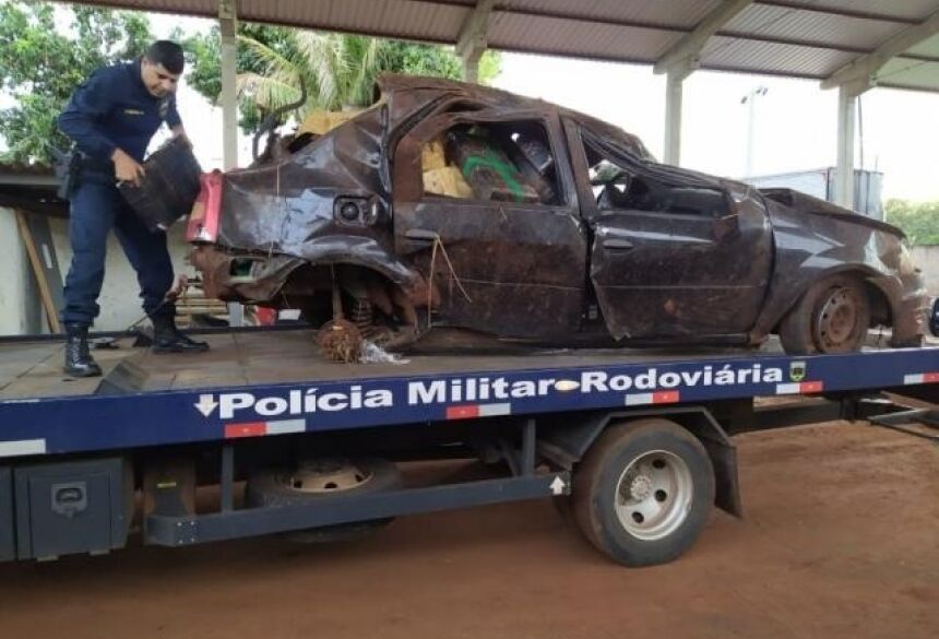 Renault Logan ficou completamente destruído após capotagem (Foto: Divulgação/PMR)