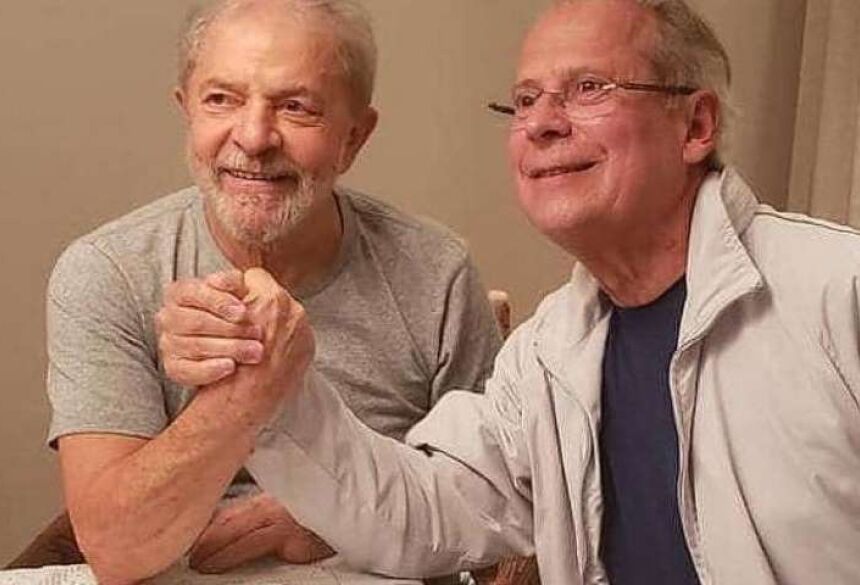 © Reprodução/Arquivo Pessoal Lula e Dirceu se reencontraram em Curitiba após saírem da prisão