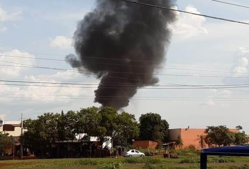 Nuvem de fumaça do local onde helicóptero da Senad do Paraguai caiu há pouco em Pedro Juan Caballero (Foto: Direto das Ruas)