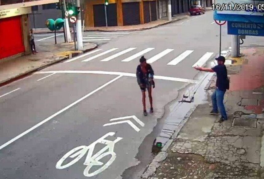 Imagem mostra momento em que homem aponta a arma para a moradora de rua Foto: Reprodução