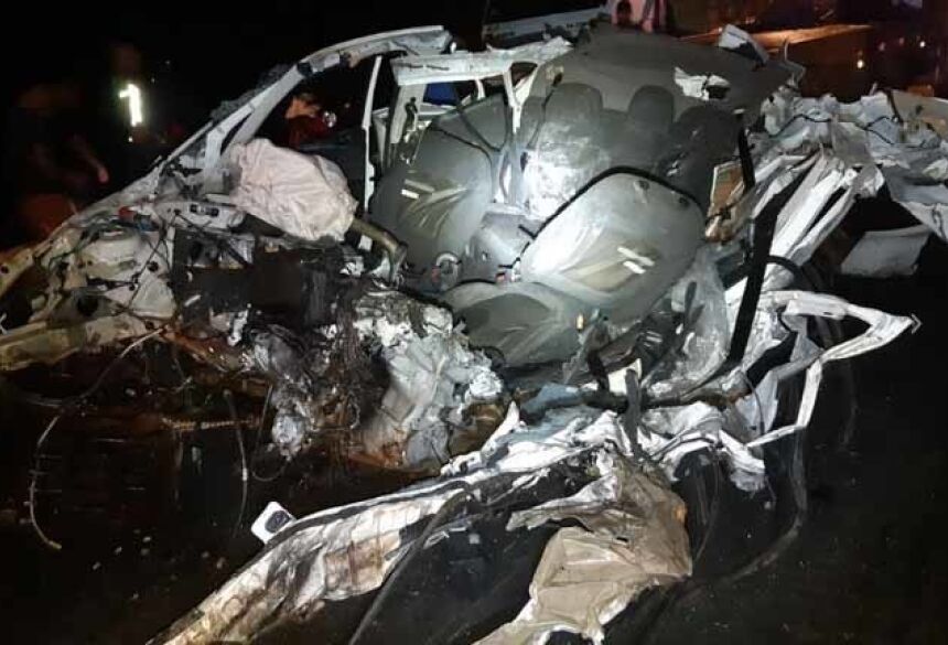 TRAGÉDIA EM ARAGUAÍNA: Família morre em acidente na BR-153, em Araguaína, no Tocantins, após o carro em que viajava bater de frente com um micro-ônibus, na noite dessa quinta (5). Fotos: Divulgação