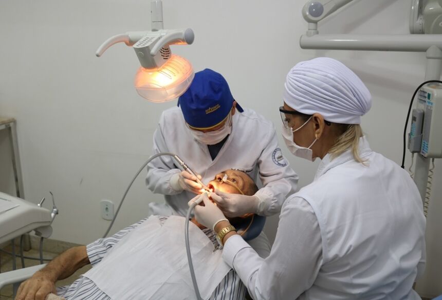 Paciente recebe atendimento na Clínica Odontológica doada pela UNIGRAN ao Hospital do Câncer