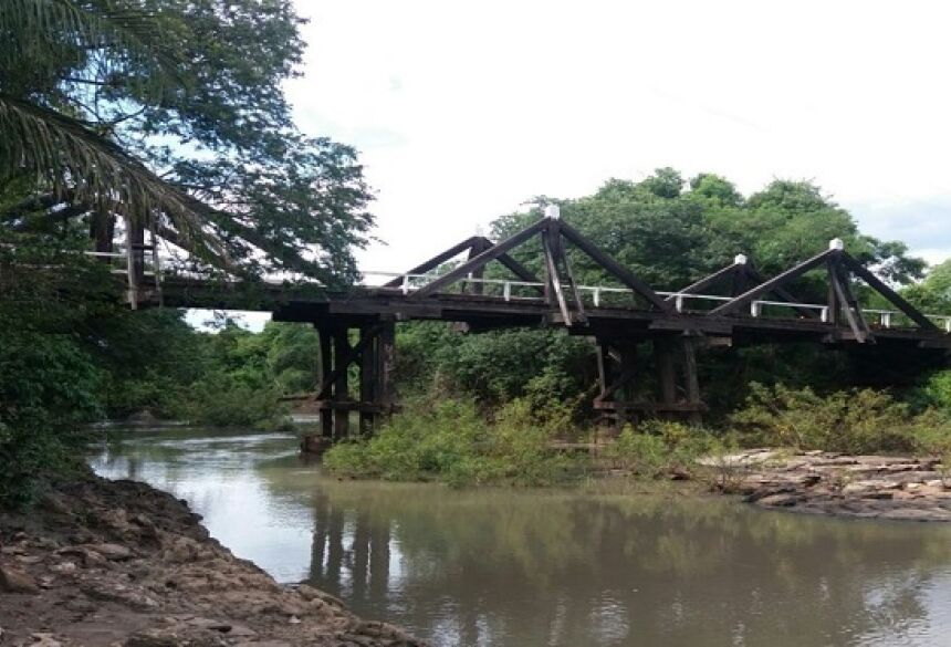 A antiga ponte de madeira sobre o Rio Aquidabã foi levada pela chuva, e agora a Agesul construirá uma de concreto, dando mais segurança a quem transita por ali