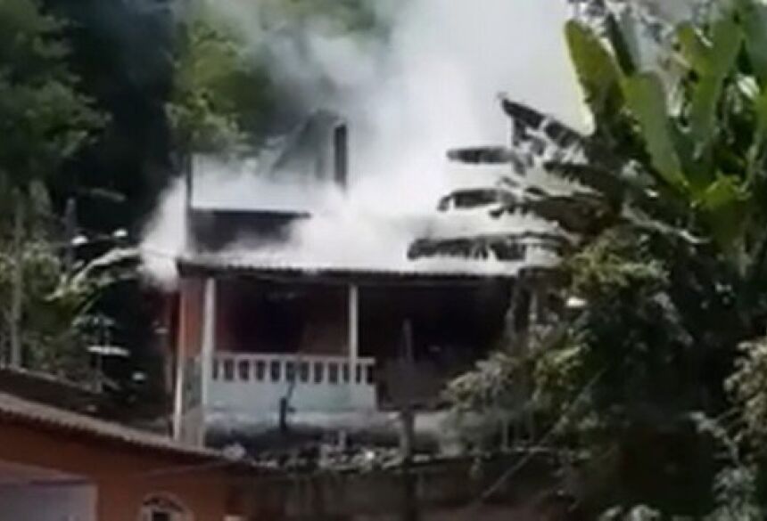 Residência pegou fogo em Angra dos Reis Foto: Facebook / Reprodução