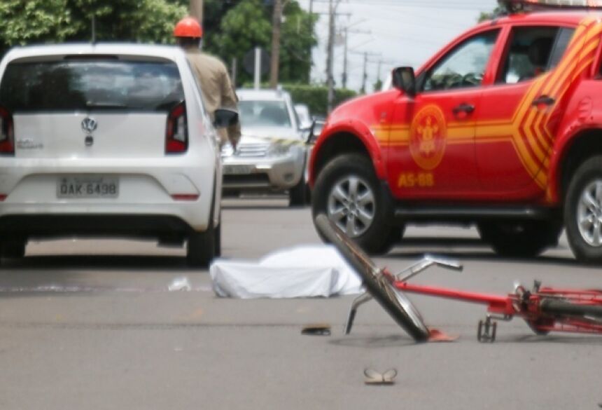 Veículo que atropelou idoso ao lado do corpo e de viatura do Corpo de Bombeiros. À frente, a bicicleta que a vítima usava. (Foto: Marcos Maluf)