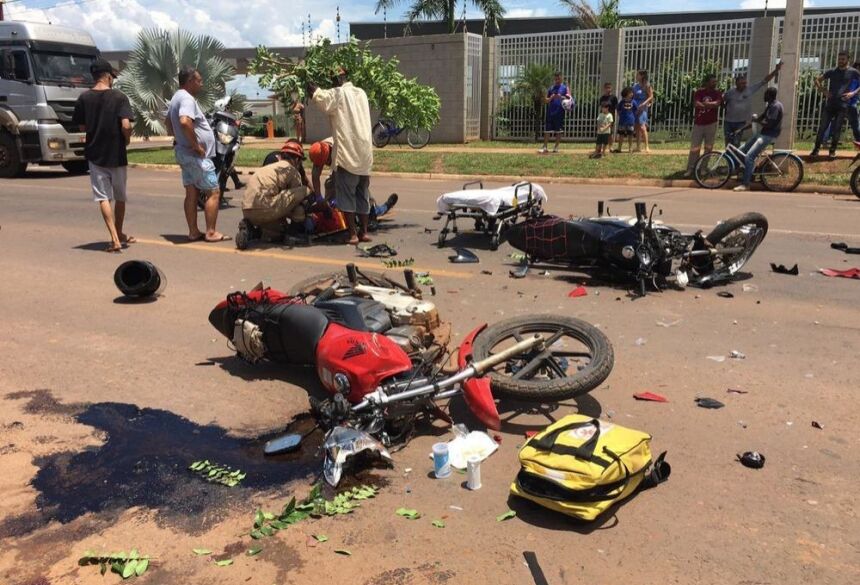 Motos ficaram destruídas em razão da violência da colisão frontal na tarde desta sexta-feira (10), em Três Lagoas (MS) — Foto: Eliton Chaves/Hojemais Três Lagoas