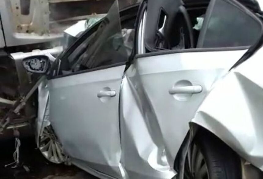 Carro ficou completamente destruído ao colidir de frente com carreta na rodovia MS-306 na tarde desta quinta-feira (9) — Foto: Fernando de Brito