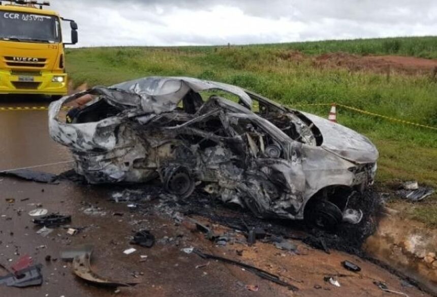 Carro pegou fogo após colisão em trecho da BR-163, em Sonora; motorista morreu carbonizado (Foto: PC de Souza/Edição MS)