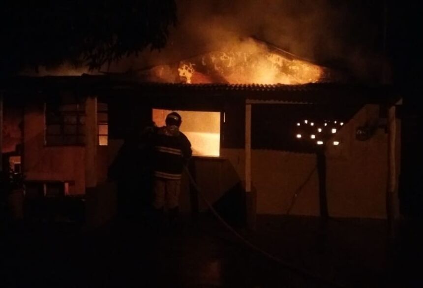Inquilino coloca fogo em casa que fica destruída após discutir com dona de imóvel, em Nova Andradina (MS). — Foto: Nova News/Márcio Rogério