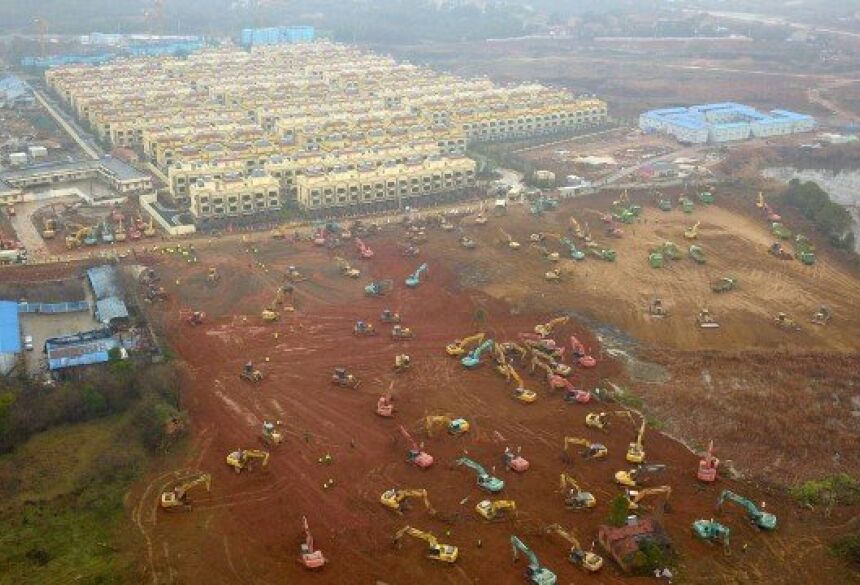 Máquinas ocupam terreno onde novo hospital será construído Foto: Stringer . / REUTERS