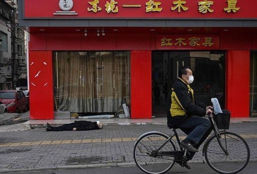O corpo de um homem morto, de cerca de 60 anos, permaneceu por várias horas em uma calçada de Wuhan, a cidade chinesa epicentro da epidemia do novo coronavírus, antes de ser levado pelos serviços de emergência