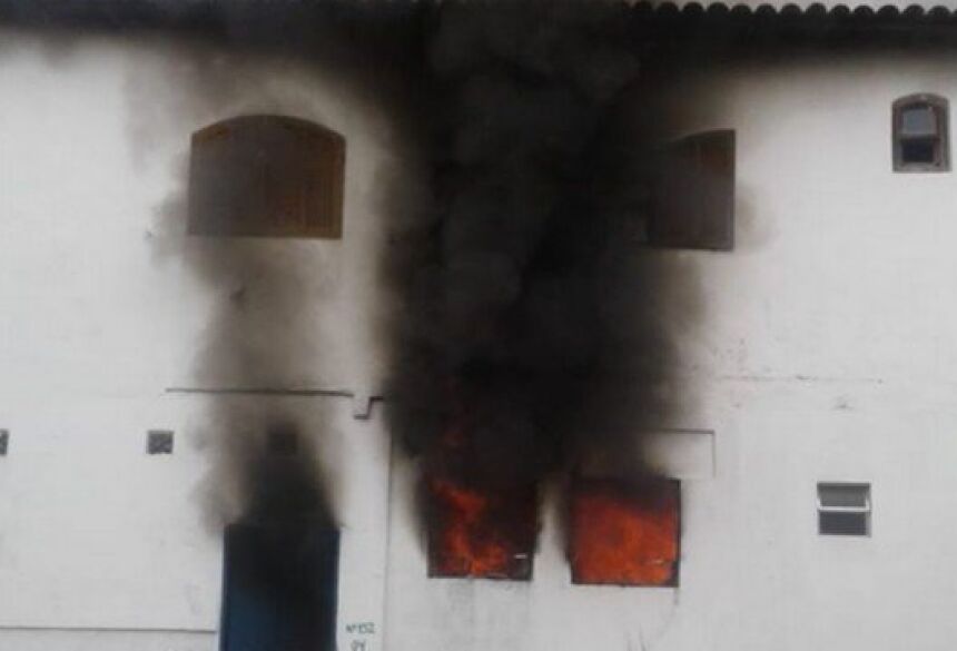 O fogo no primeiro andar da residência Foto: Wesley Guedes / Facebook