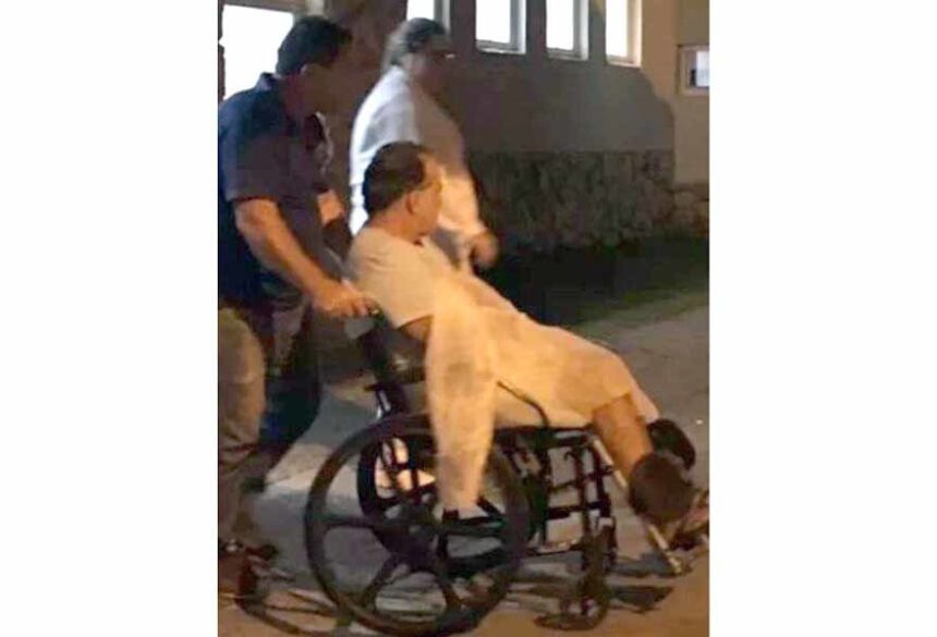 Tony Ramos deixa hospital em Búzios na cadeira de rodas Foto: Bebeto Karolla/ Folha de Búzios