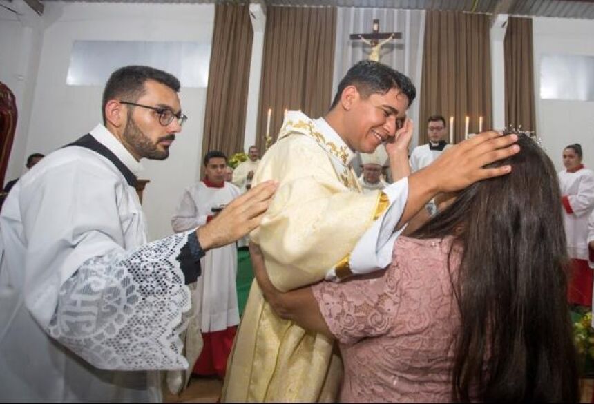 Abraços fraternos como este, em algumas dioceses, estão suspensos - Divulgação/Paróquia Nossa Senhora do Perpétuo Socorro
