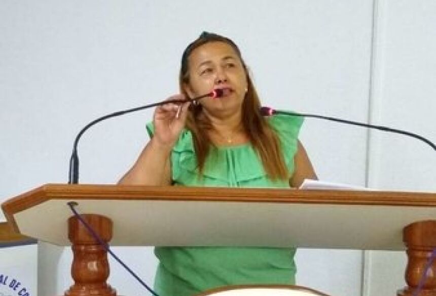 Vereadora Lucia durante discurso na Câmara de Coxim. (Assessoria, Arquivo).