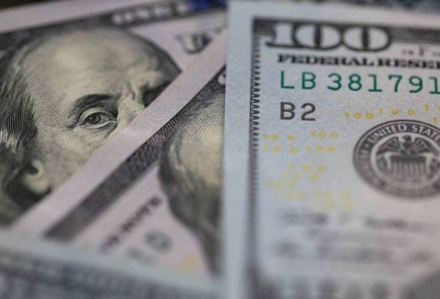 Cédulas de dólar, a moeda oficial dos Estados Unidos, que abriu em alta Foto: Roberto Moreyra