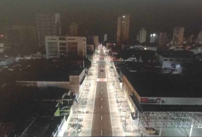 Toque de recolher deixou rua vazia no Centro de Campo Grande. (Foto: @porcimadeCG) -
