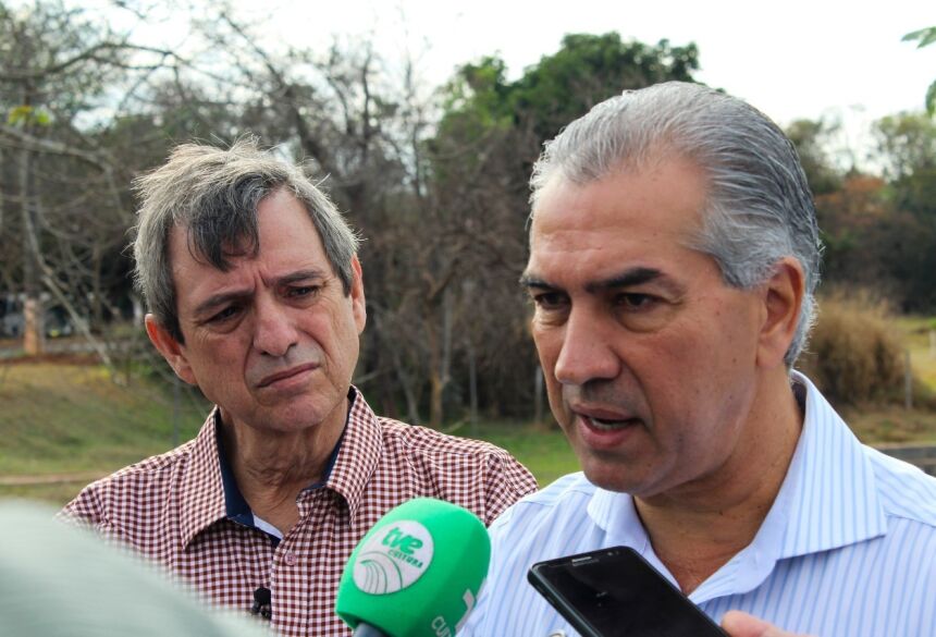 Governador Reinaldo Azambuja sendo observado pelo O diretor-presidente da Fertel, jornalista Bosco Martins