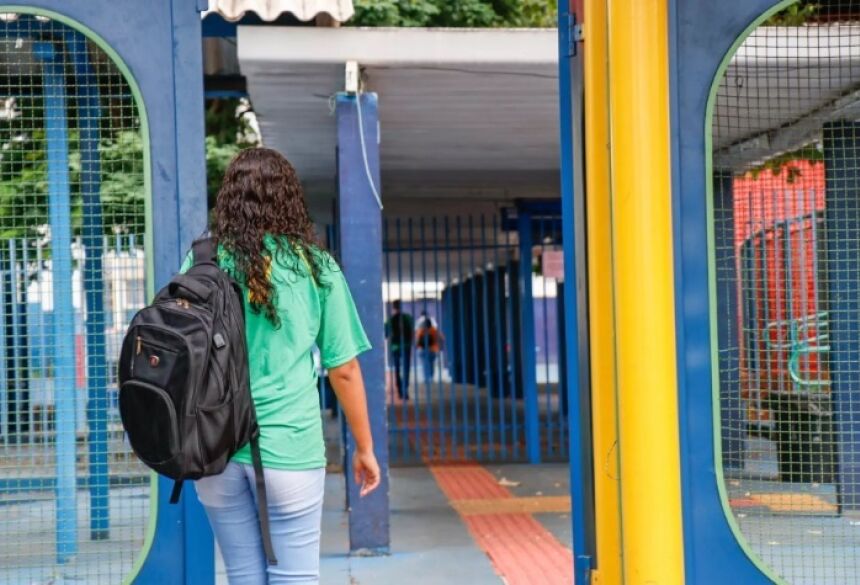 Aluna chegando à escola estadual Joaquim Murtinho no Centro de Campo Grande. (Foto: Henrique Kawaminami) -
