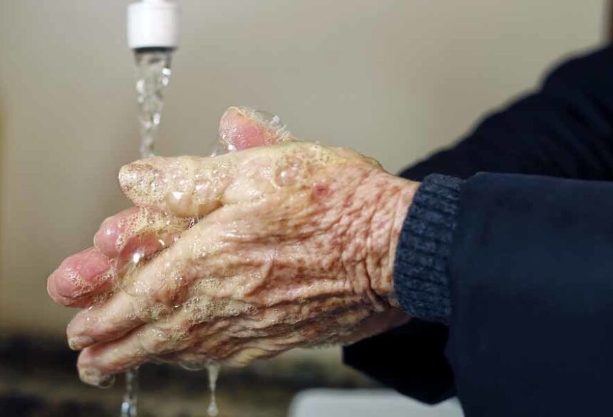 Lavar as mãos com água e sabão é a melhor maneira para prevenir o coronavírus — Foto: Carlos Poly