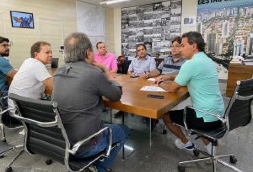 O prefeito Marquinhos Trad esteve reunido com os secretários nesta manhã discutindo detalhes do decreto.