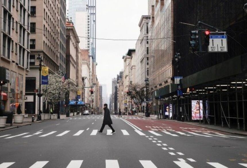 A famosa 5ª Avenida, em Manhattan, na cidade de Nova York, tem estado assim, vazia, por conta da pandemia do coronavírus Foto: MIKE SEGAR/REUTERS