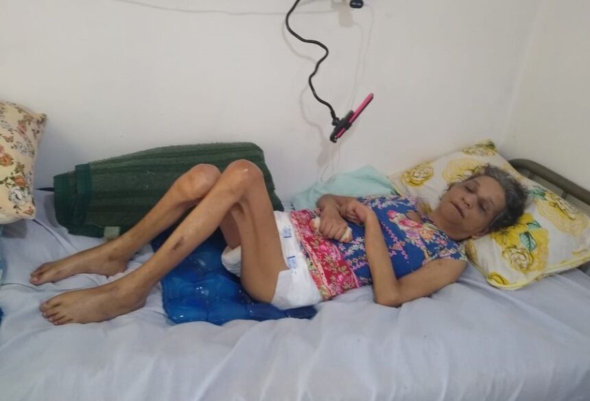 Luzia sofre com paralisia total nas pernas e no braço esquerdo e paralisia parcial no braço direito - Imagem: Nova News / Cedida pela Família